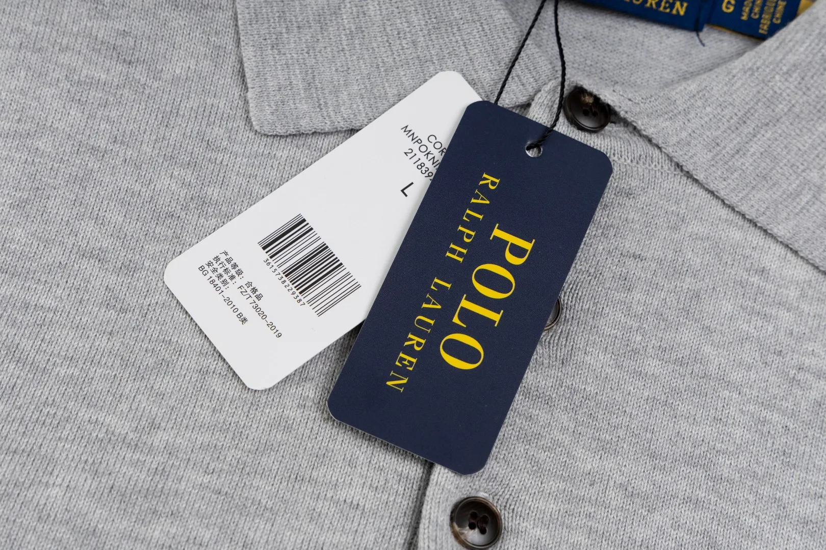 P206 Style number: R07 Ralph Lauren knitted pony embroidered lapel polo shirt three-button pullover open chest long-sleeved sweater. Official website synchronized. Same style for men and women. Classic cotton yarn. 100% white cotton. High-quality goods. Classic style has always been very popular! The workmanship details are very good! The simple lapel polo pullover sweater is always the standard, with classic brand embroidery on the chest! All major stars have the same style! Best for couples. High quality goods! Xinjiang cotton micro-elastic and smooth fabric is of great quality. Pure cotton is soft and skin-friendly. Color #White Blue Gray Dark Gray Khaki Military Green Navy White Label Navy Blue Red Label Black Red Label Black White Label Pink Size#S M L